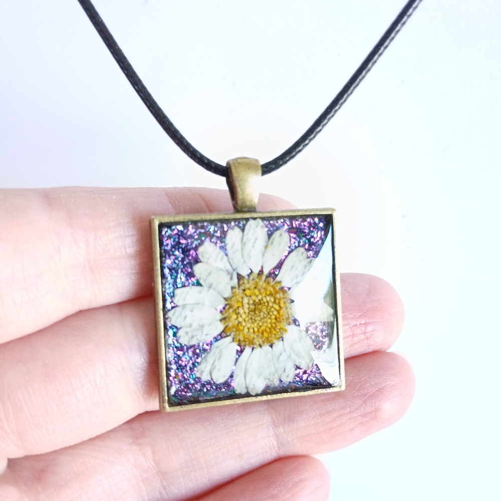 Rainbow color shift white daisy flower bronze pendant on black cord necklace new - Picture 3 of 8